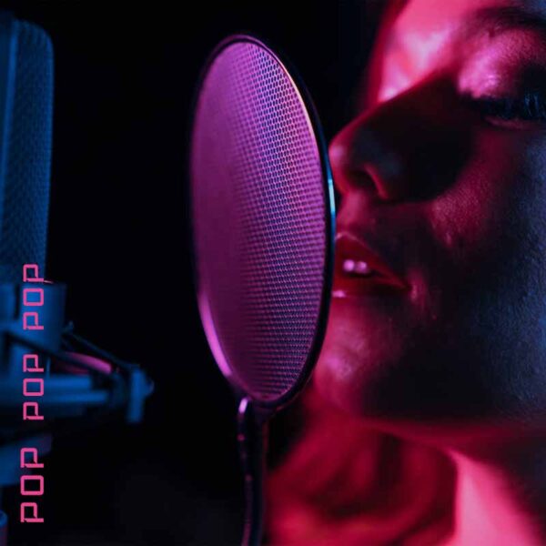 Telifsiz Bedava Pop Müzik İndir yazısı için kullanılan görselde, kadın pop şarkıcı stüdyoda şarkı söylüyor 