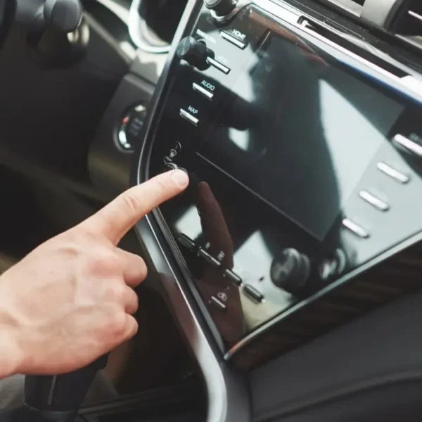 Araç Ses Sistemi Ayar Müzikleri için kullanılan görselde, sürücü ekran üzerinden ekolayzerı sıfırlıyor 